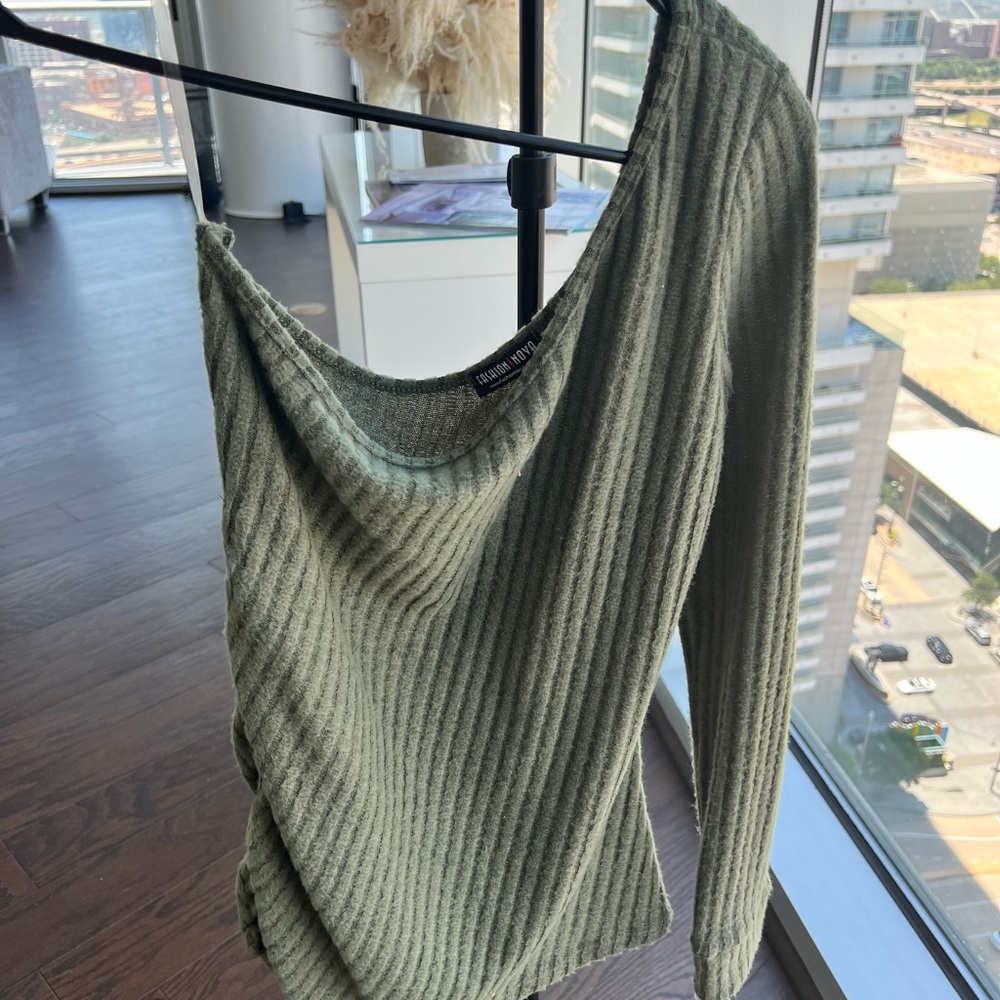 SOLD ❗️ Off the shoulder hunter green shirt